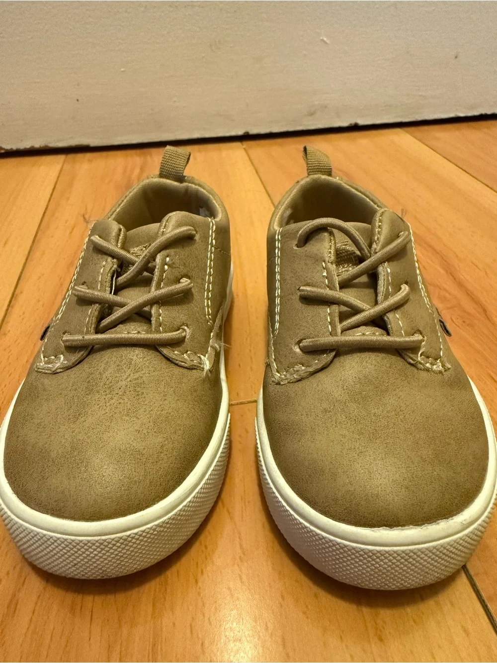 OshKosh B'gosh Toddler Boys Casual Sneakers in Brown with White Soles in Size 6